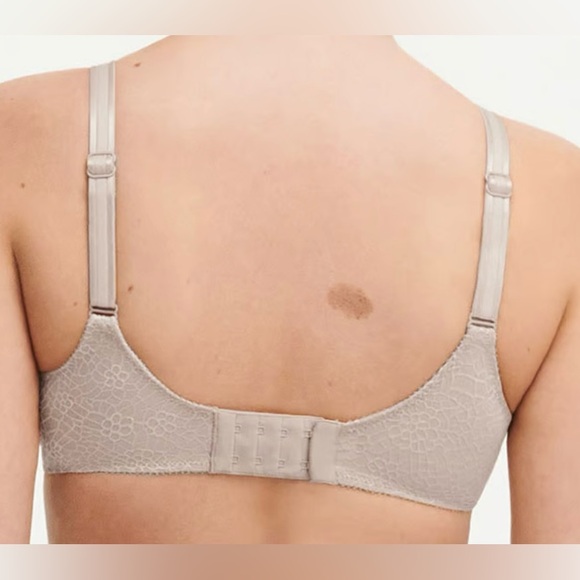 Chantelle minimizing underwire  bra - Picture 9 of 11